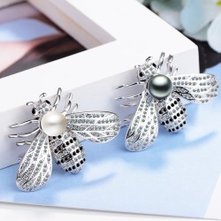 Bee shaped silver brooch - with a pearlBrooches